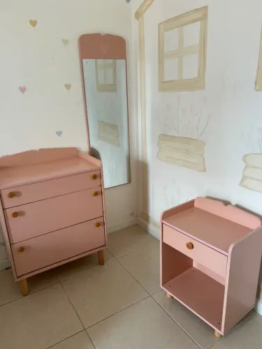 Conjunto com Cama, cômoda, criado mudo e espelho infantis