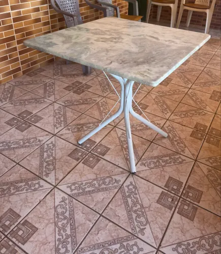 Mesa tampo de mármore com 4 cadeiras 