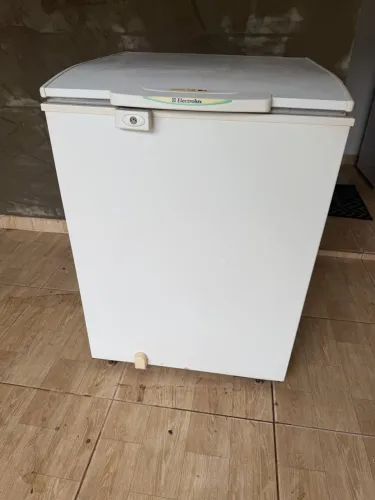 Freezer Electrolux esmaltado semi novo