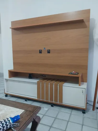 Painel Com Rack De Madeira