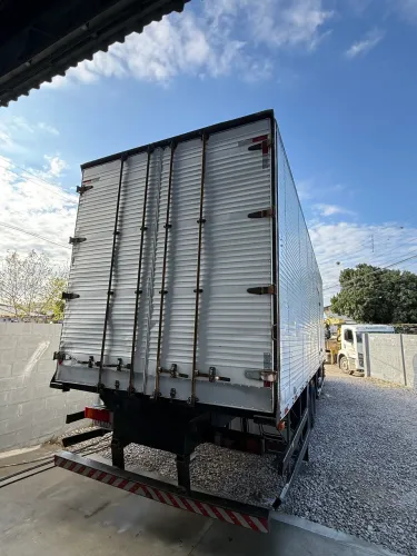 Vende - se baú 9.40 x 3.00 x 2.80