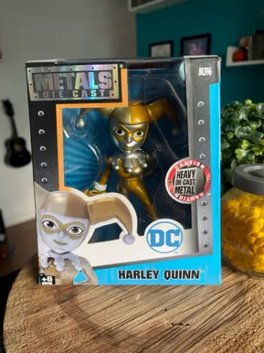 Colecionável da Arlequina (Harley Quinn) da linha Metals Die Cast da Jada Toy