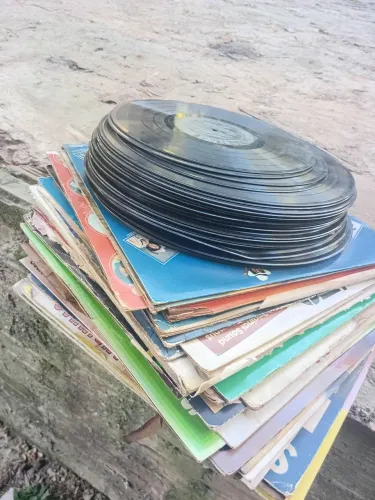 Lote com 57 discos de vinil antigos contendo 25 com capa e 32 sem capas <br>No estado ....