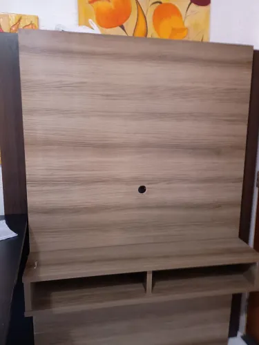 Painel de tv com uma prateleira