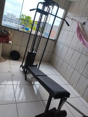 Estação de musculação com banco de supino