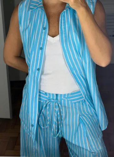 Conjunto listrado Maria Filó. Blusa Tam M. Calça tam 38