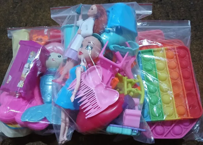 São três pacotes de brinquedos