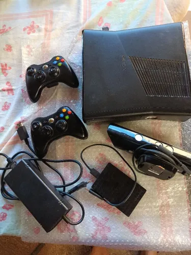 .<br><br>? XBOX 360 SLIM DESBLOQUEADO + 2 CONTROLES + KINECT + HD - PRONTO PARA JOGAR!