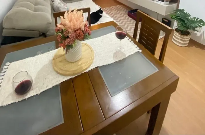 Mesa de Madeira Extensível Toque a Campainha + 4 Cadeiras