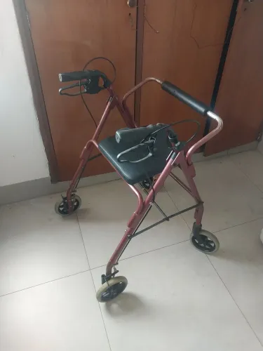 Cadeira e andador 4 rodas