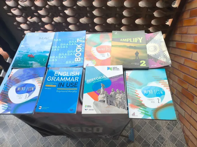 Livros de inglês, matemática e história 