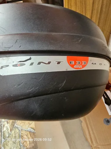 Vendo um baú completo para moto da GIVI de 33 de capacidade 