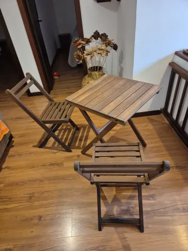 Mesa Dobrável 60x60cm Nipe em madeira com duas cadeiras, da Tok Stok