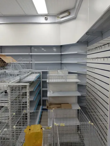 Balcões e prateleiras aço branco