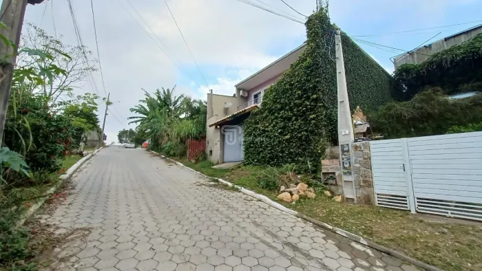 Confortável casa com dois quartos em terreno com duas frentes no Rio Tavares, Florianópoli