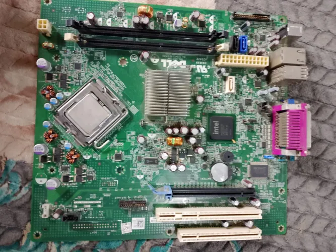 O valor de mercado de uma placa-mãe usada da linha Dell OptiPlex 380 + processador core 2 