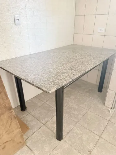 Mesa com tampo de pedra