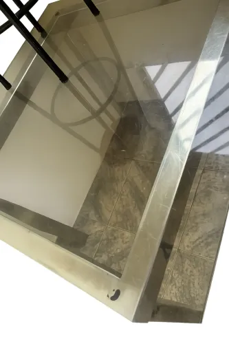 Mesa de vidro com pé de inox