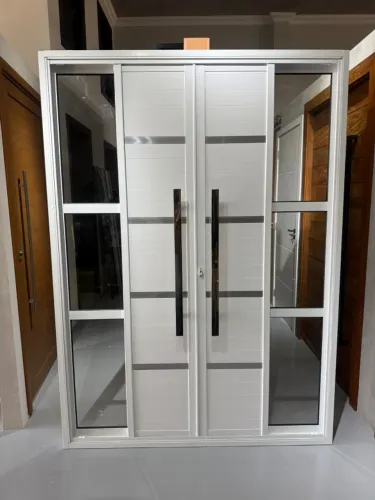 Porta de correr lambril com vidro e puxador
