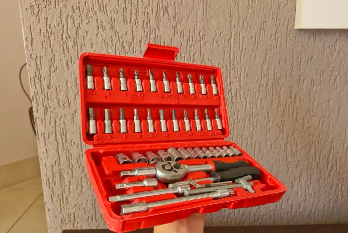 Kit de Ferramentas 46 Peças com Catraca e Soquetes