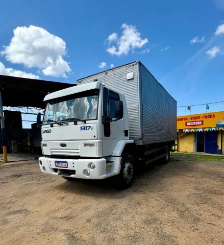 Ford Cargo 1317 Ano 2009 baú 7mts!!