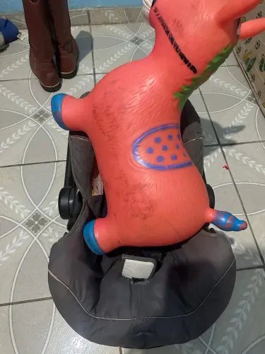 Bebê conforto e cavalinho.