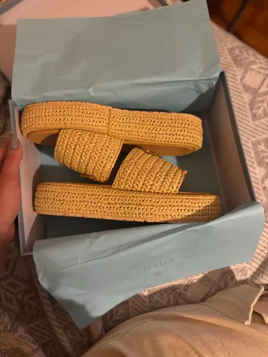 Sandália flatform Prada