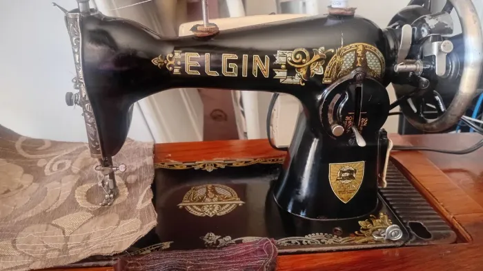 Máquina de costura Singer com gabinete de madeira 