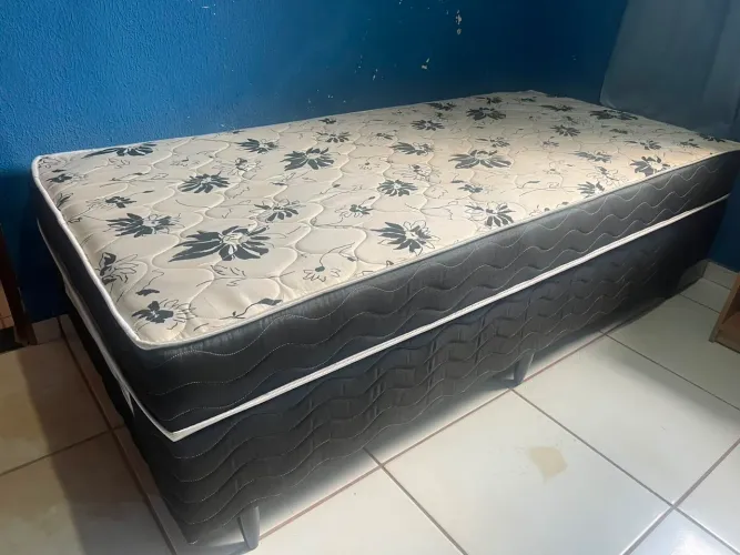 Vendo uma cama de solteiro pouco usada e o multiuso duas portas posso entregar 