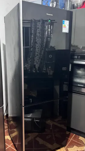 Geladeira espelhada preta