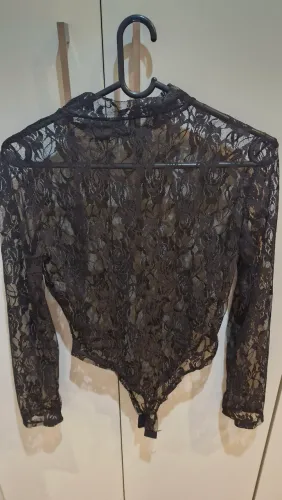 Blusa de renda manga longa.