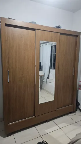 Guarda-roupas marrom de solteiro