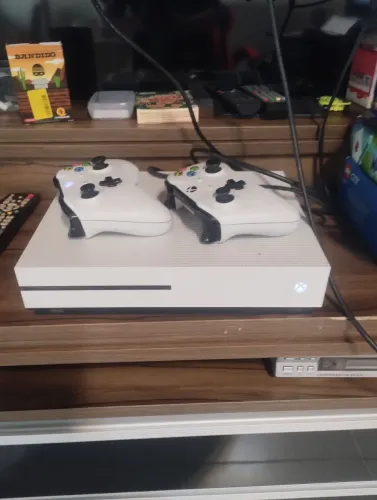 Xbox com 2 controles 