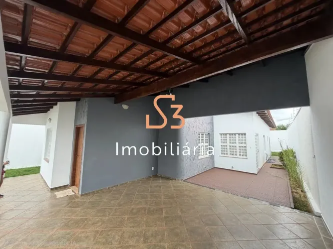 Imóvel para locação em Uberlândia-MG: Casa no Jardim Karaiba com 3 quartos, 1 suíte e 250