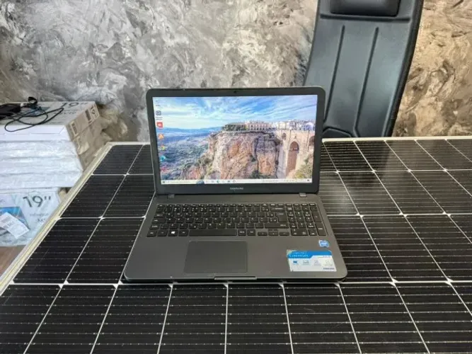 Notebook: Samsung Processador Celeron Placa de vídeo UHD Graphics Memória: 4GB DDR4