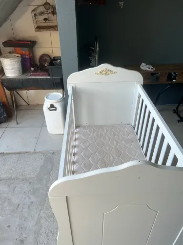 Vende-se berço 