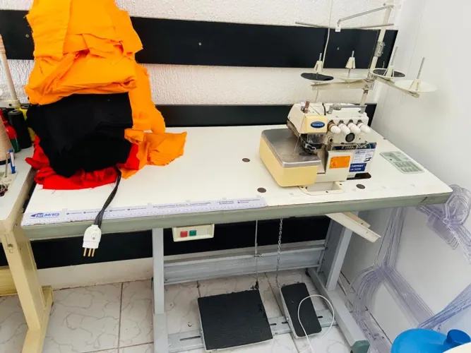 Máquina de costura Overloque ponto cadeia 