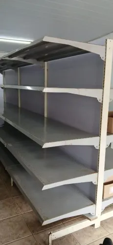 4 Prateleiras - Suportam 200kg. Valor negociável