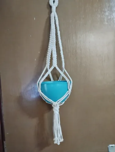 Suporte para vasos de plantas em macramê