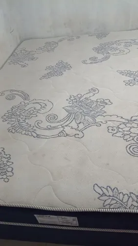 Vendo uma cama de casal