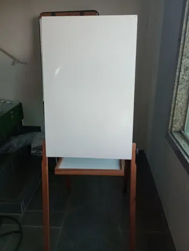 FLIPCHART ou CAVALETE com quadro branco e estrutura de madeira.