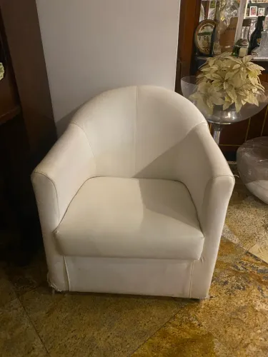 Poltrona Branca no Couro Sintético