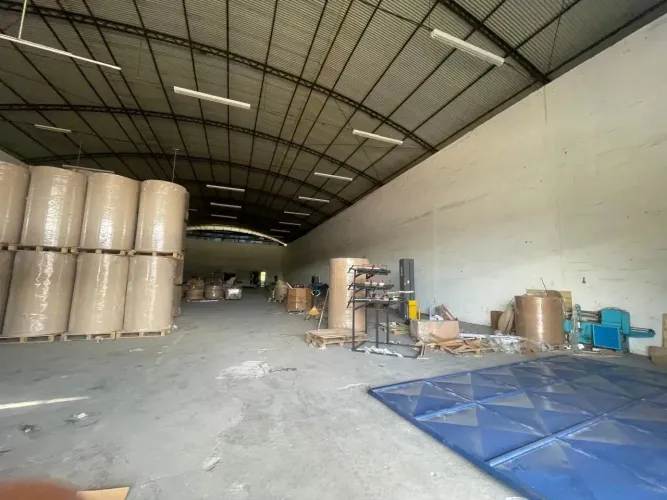 ALUGO GALPAO COM 3MIL M2, COM DOCAS, PROXIMO AO DISTRITO 1