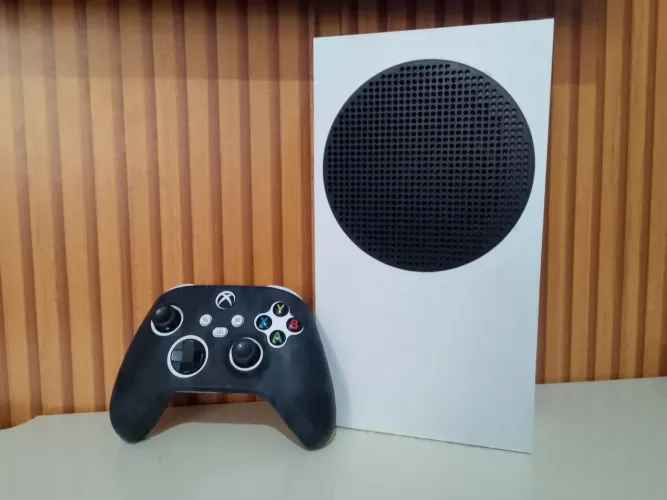 VENDE SE VÍDEO GAME XBOX SERIES'S 512 MEGA. CONTROLE ORIGINAL $2.649<br>Pouco tempo de uso