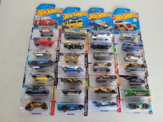 Lote com 28 Hot Wheels novos