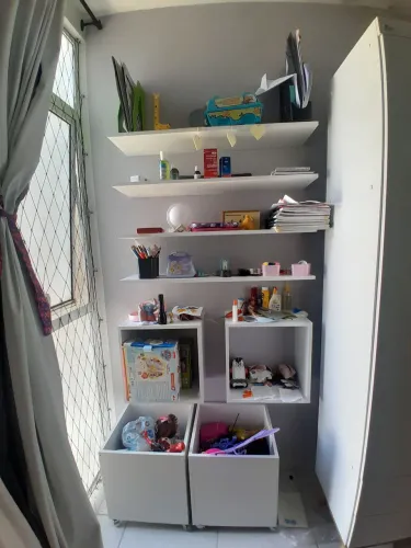 Prateleiras e caixas de brinquedo