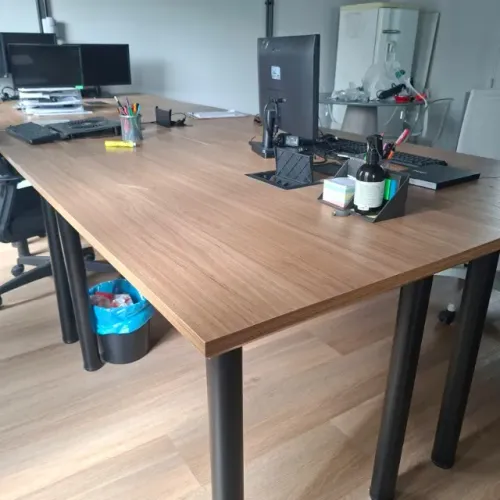 Estação de Trabalho / Mesa de Escritório Amadeirada com Caixa de Tomadas Embutida (120x70