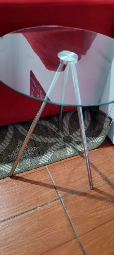 Mesa de canto de vidro e metal com 0,42cm de diâmetro