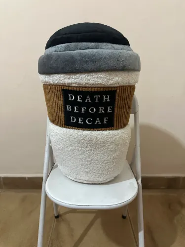 Almofada Decorativa em Formato de Copo de Café - ?Death Before Decaf?