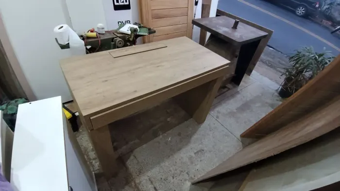 Mesa de escritório com uma gaveta click